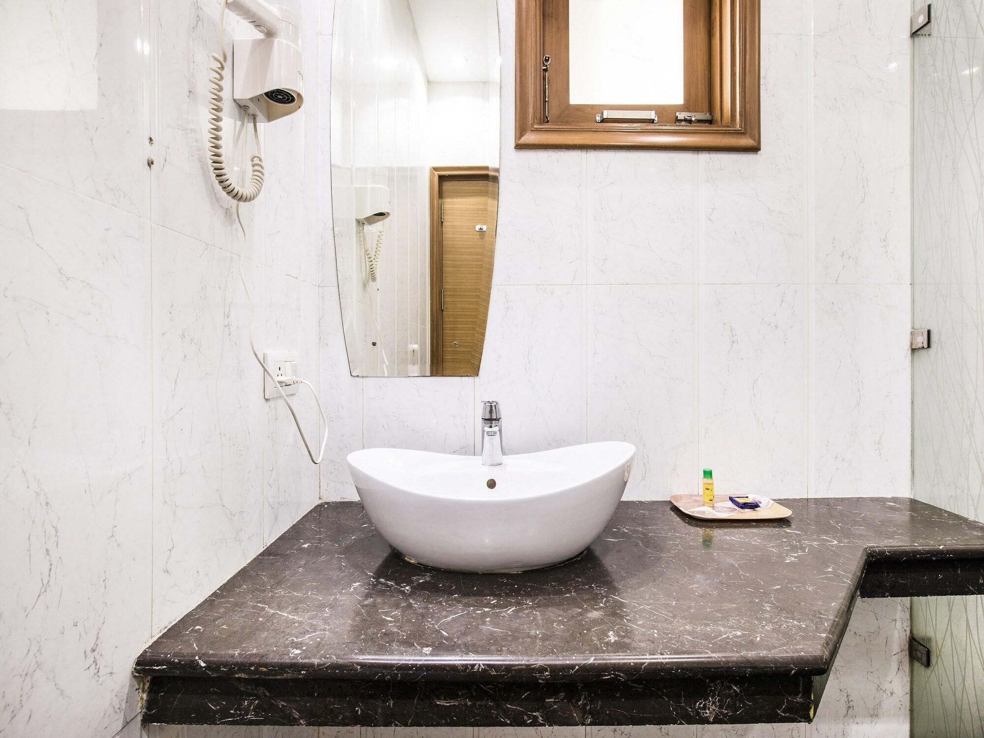 Hotel Fabhotel Grd Dlf Square Gurgaon