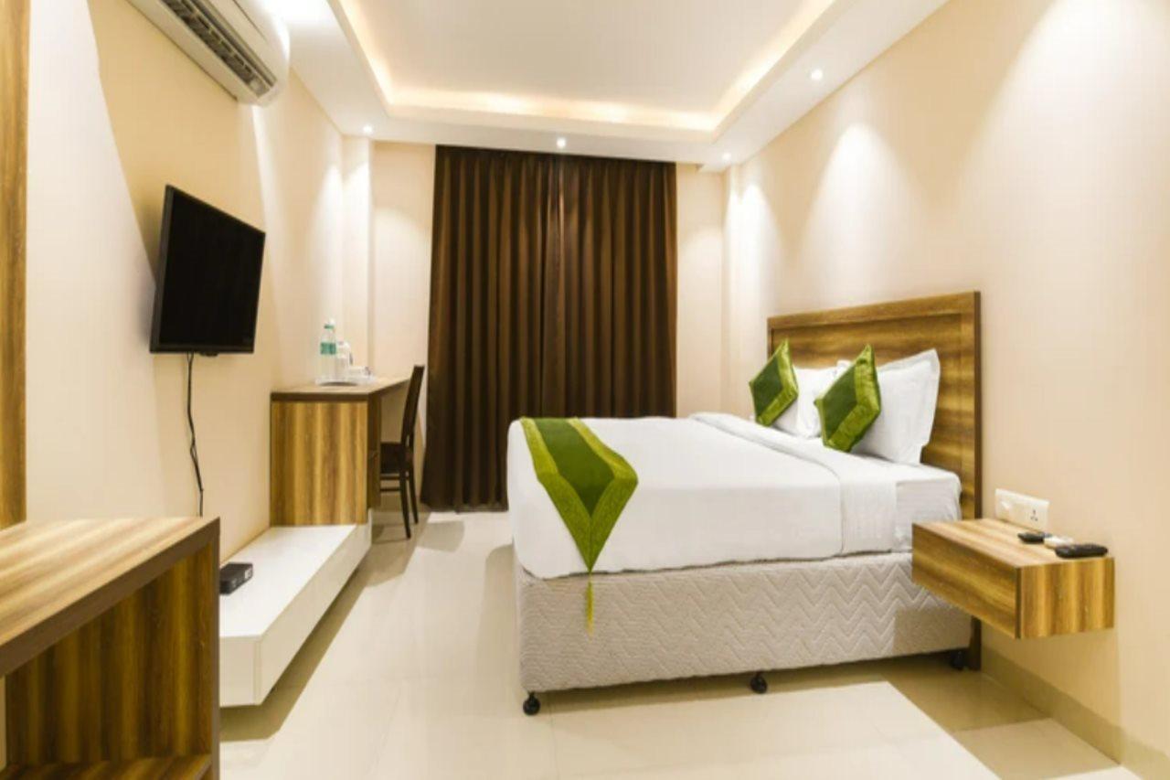 Hotel Treebo Iffco Chowk 3*