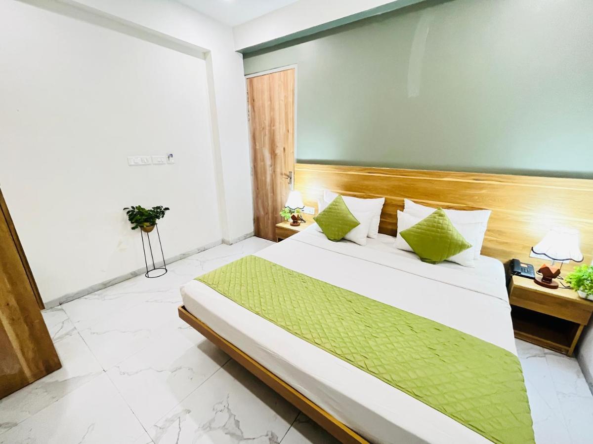 Hotel Infinity Stays Sector 45 - Couple Friendly Gurgaon