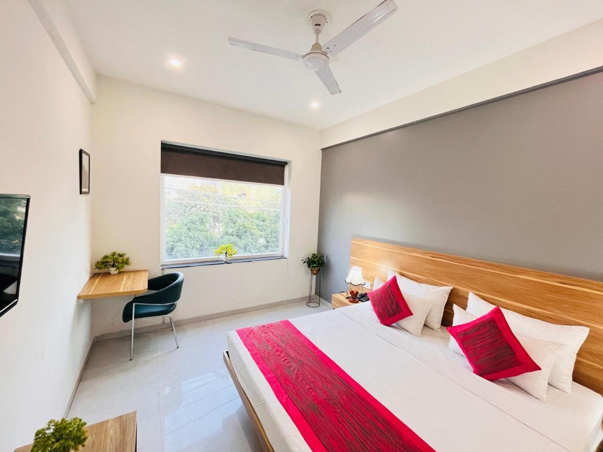 Infinity Stays Sector 45 - Couple Friendly Hotel