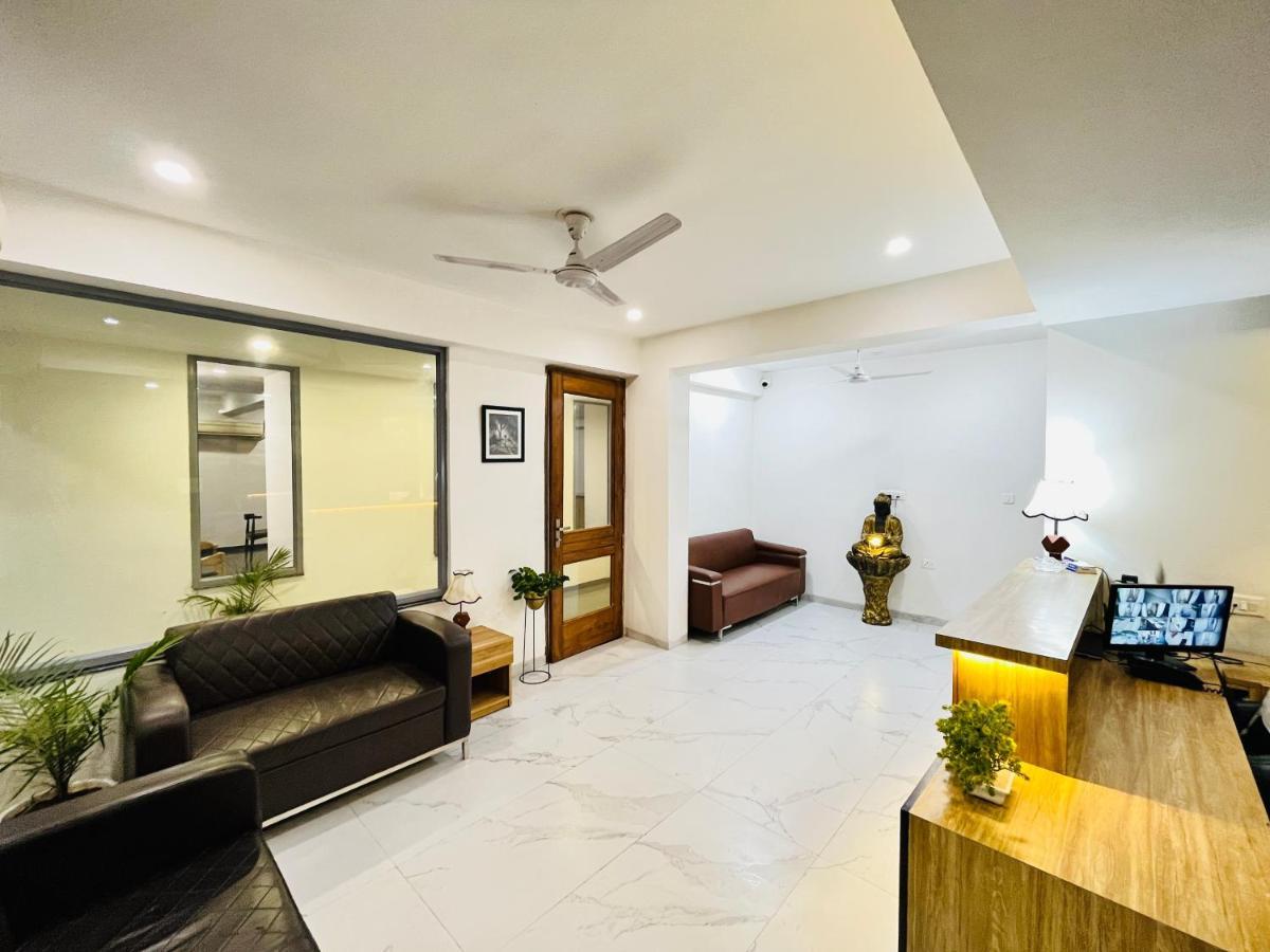 Hotel Infinity Stays Sector 45 - Couple Friendly 3*