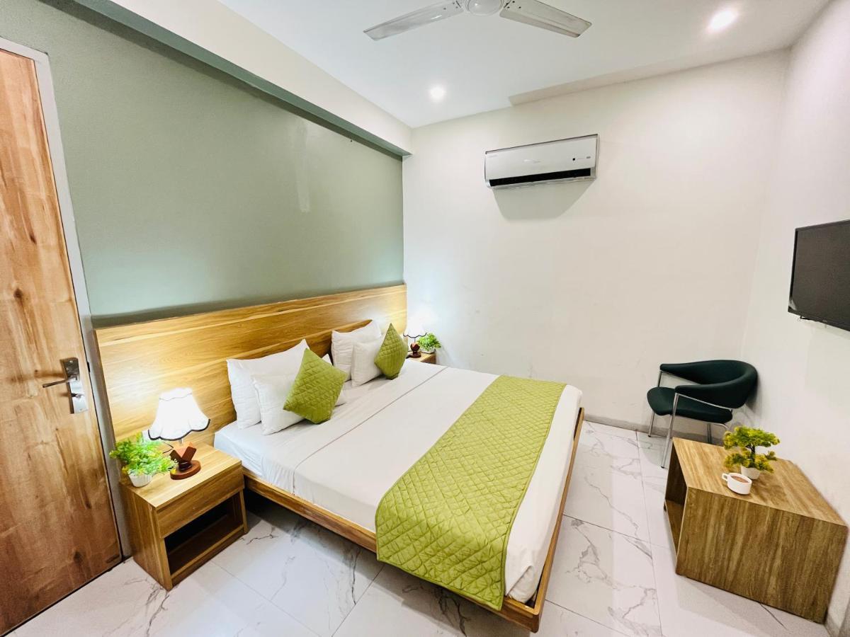 Hotel Infinity Stays Sector 45 - Couple Friendly 3*