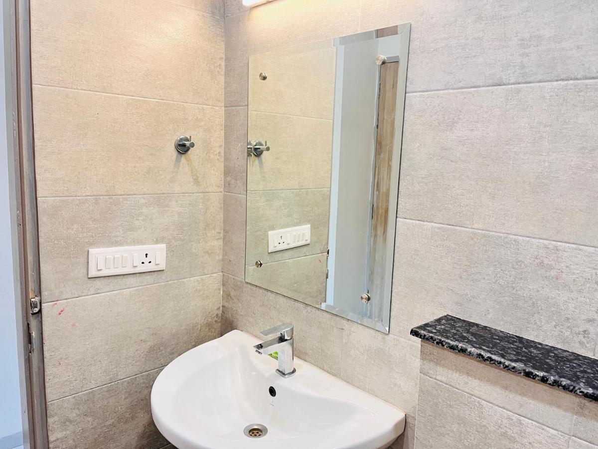Hotel Infinity Stays Sector 45 - Couple Friendly 3*