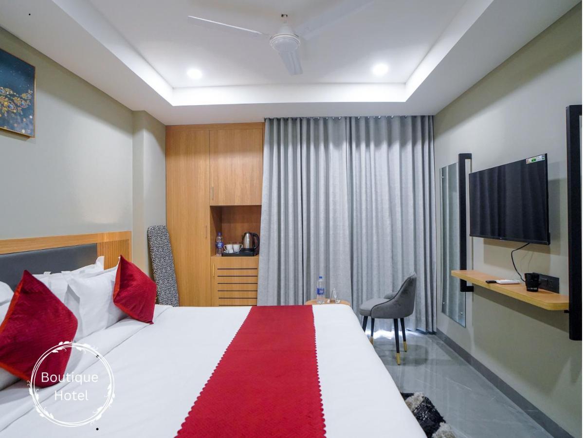 Saltstayz Select - Golf Course Road & Sector 57