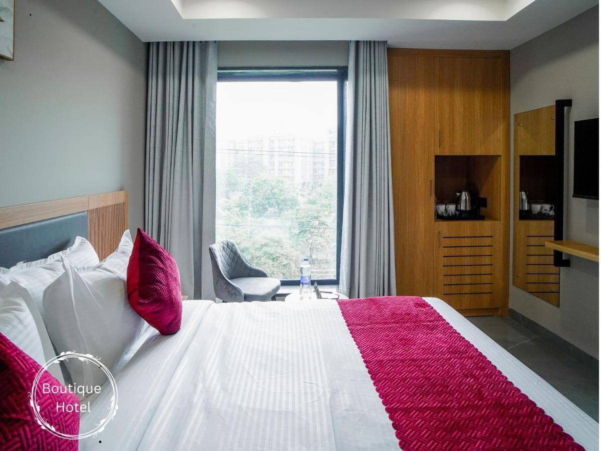 Saltstayz Select - Golf Course Road & Sector 57 4*