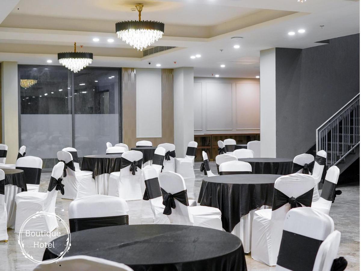 Saltstayz Select - Golf Course Road & Sector 57