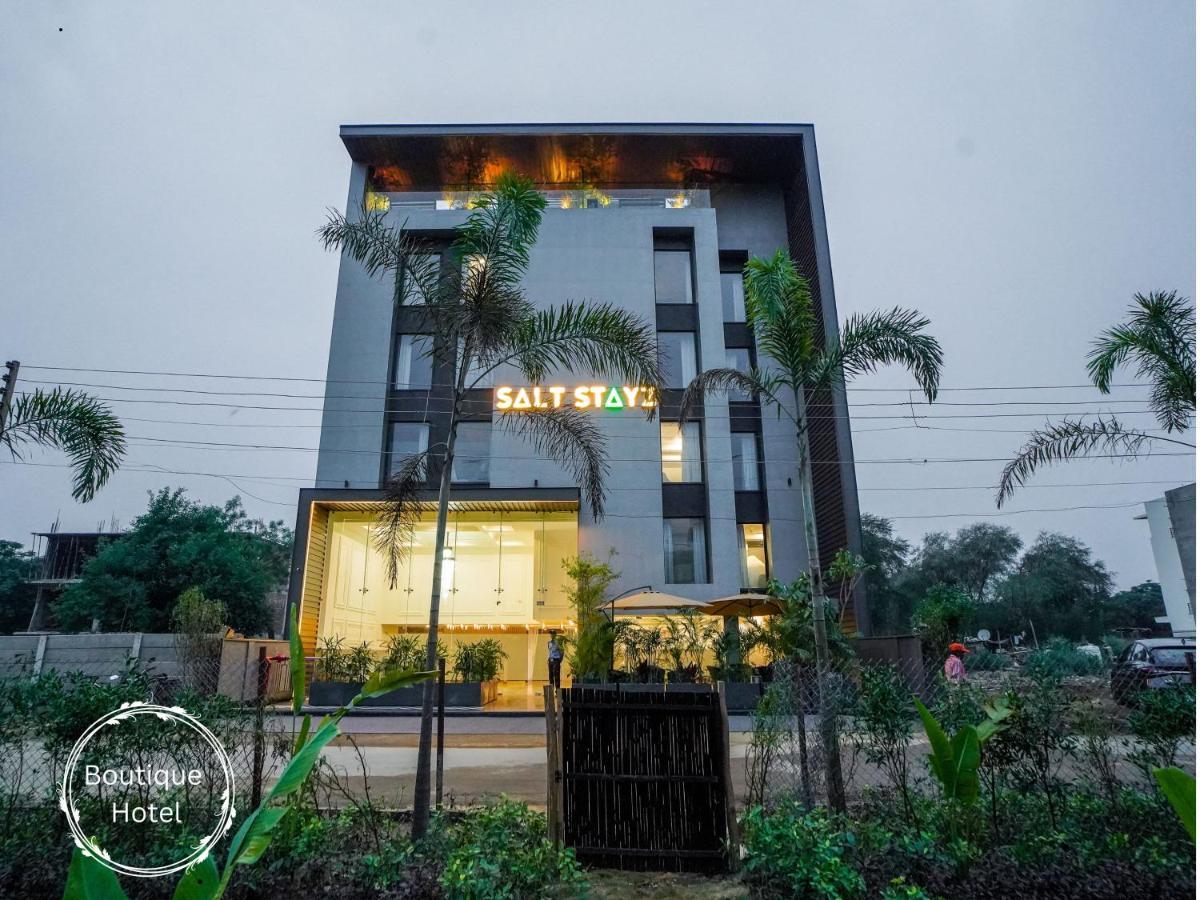 Saltstayz Select - Golf Course Road & Sector 57