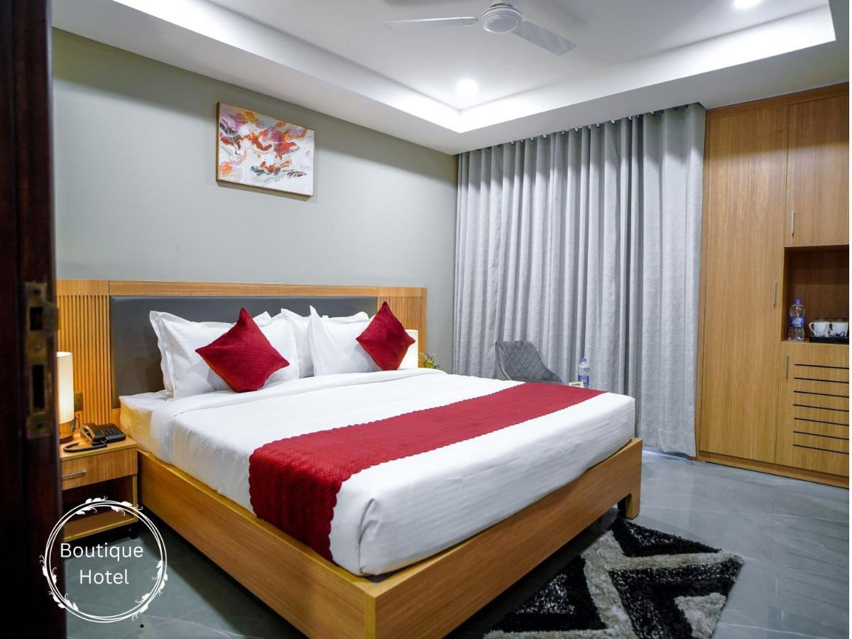 Saltstayz Select - Golf Course Road & Sector 57 4*