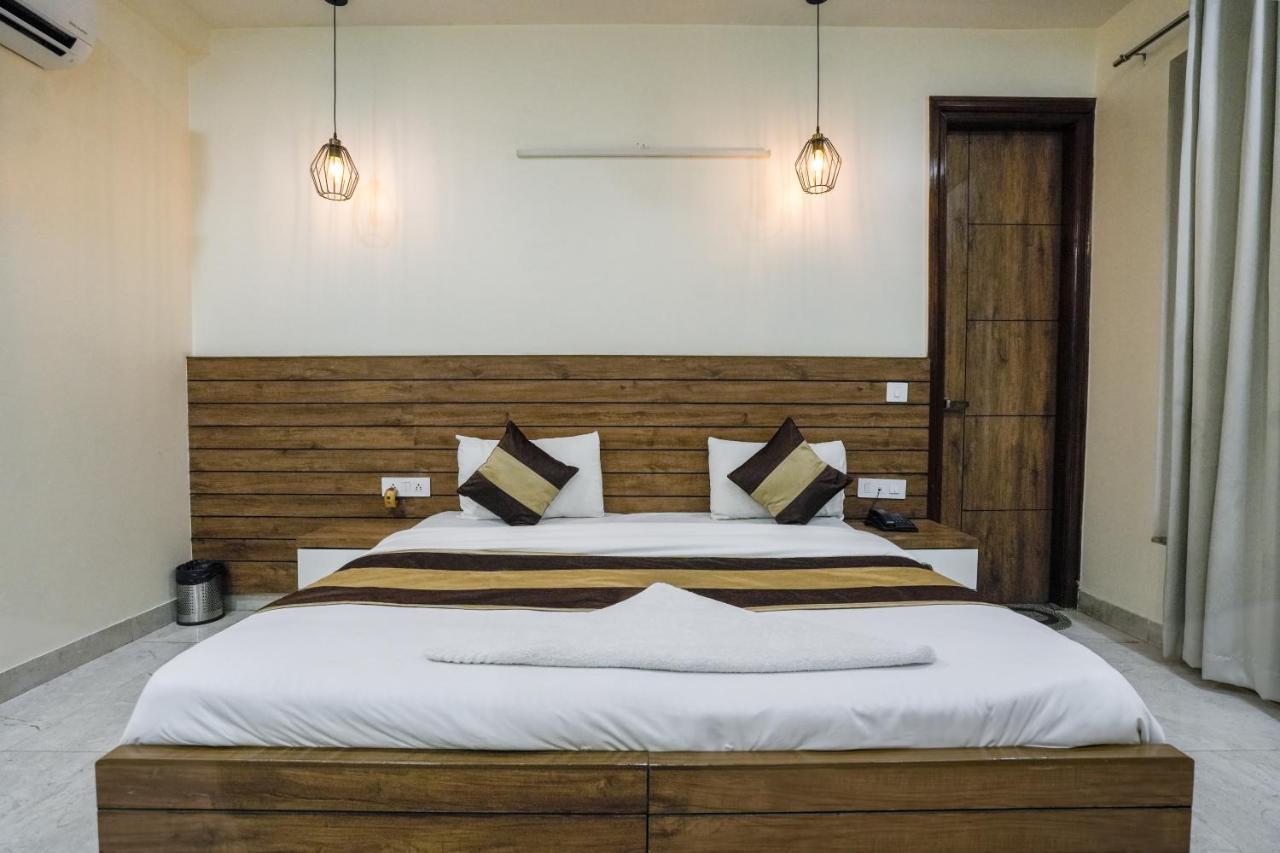 Maharaja Palace Boutique Near Medanta Medicity 3*