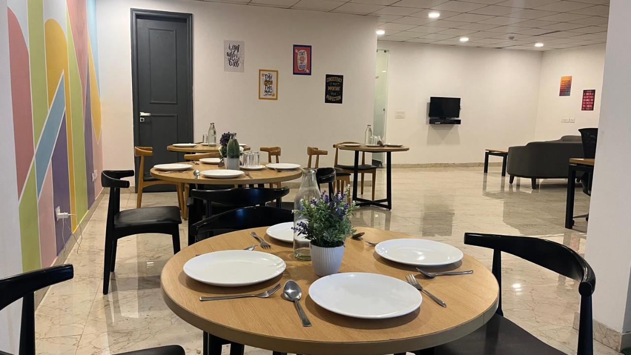 Hotel Saltstayz Express - Golf Course Road & Dlf Phase-1 4*