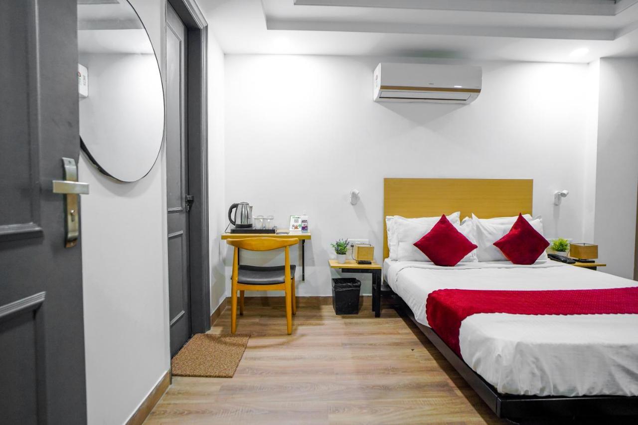 Saltstayz Express - Golf Course Road & Dlf Phase-1