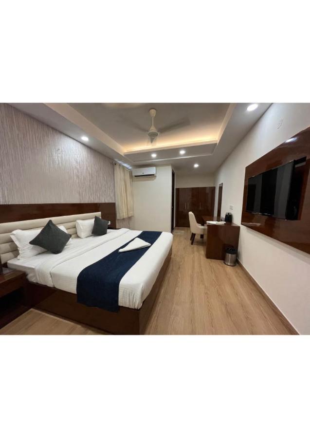 Hotel The Azure Gurgaon