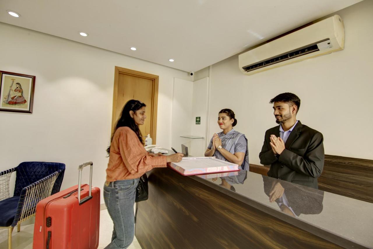 Saltstayz Select - Galleria Market & Golf Course Road Gurgaon