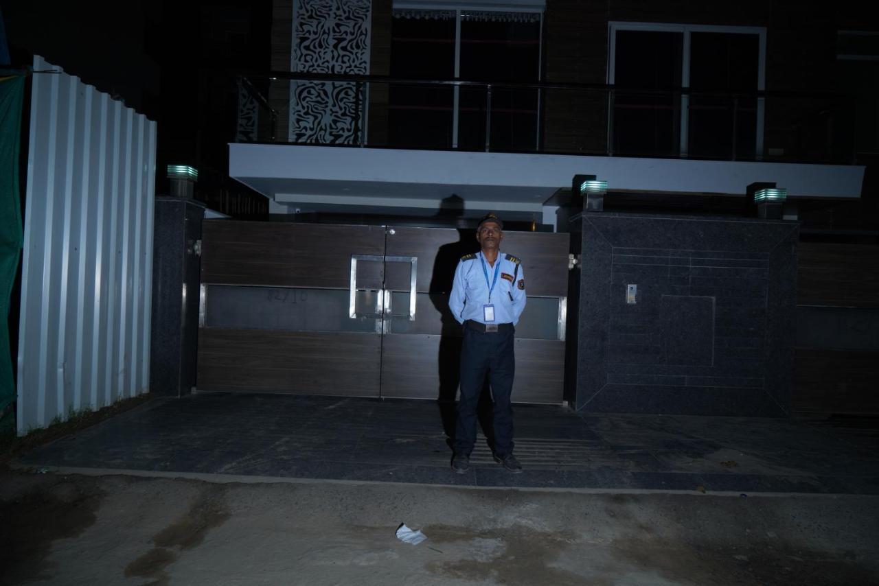 Apartment Luxury 3bhk Service -golf Course Road,