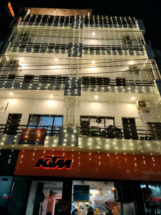 Guest house With Attach Washroom On Main Road- Rajiv Chowk Gurgaon
