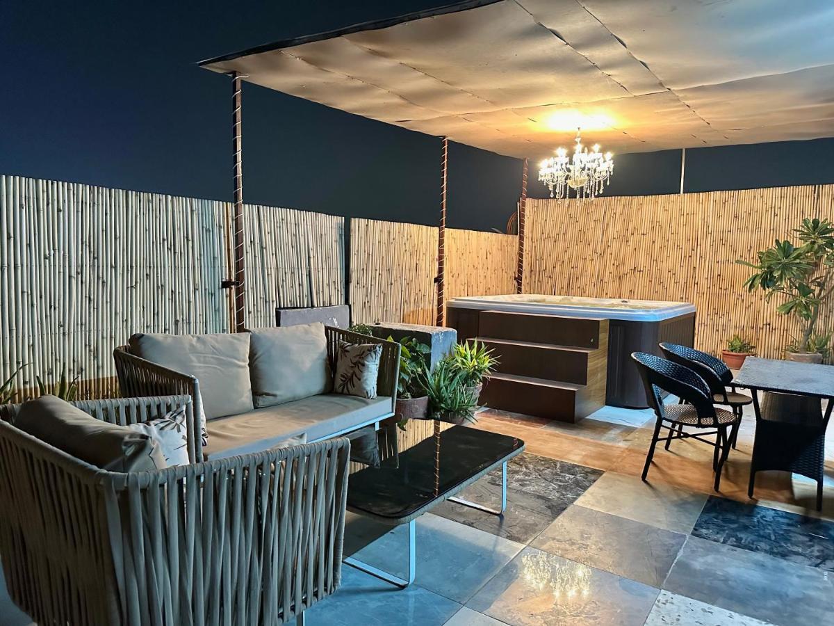 Jacuzzi & Spacious Open Terrace With & Bonfire Gurgaon