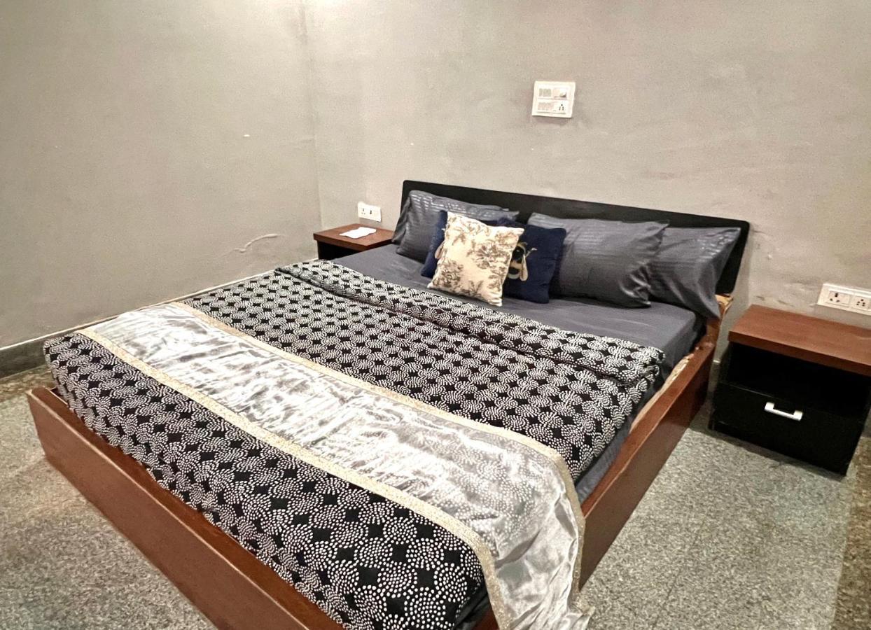 Guest house With Attach Washroom On Main Road- Rajiv Chowk Gurgaon