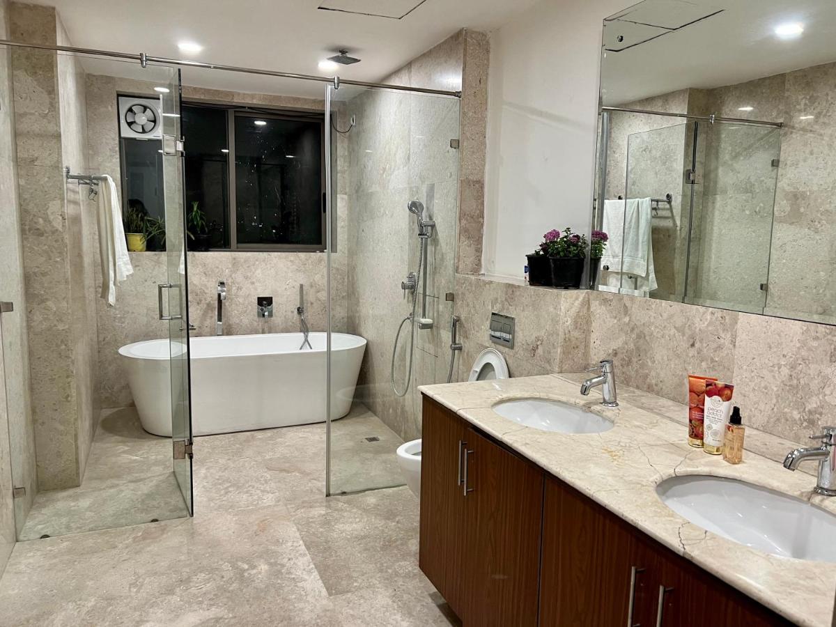 Luxury Master Bedroom With Bathtub N Private Entry *