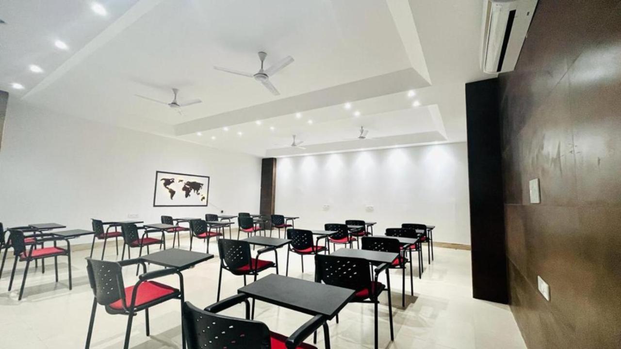 Bluo Studio3 Dlf Cybercity - Balcony, Gym Tt, Lift Gurgaon