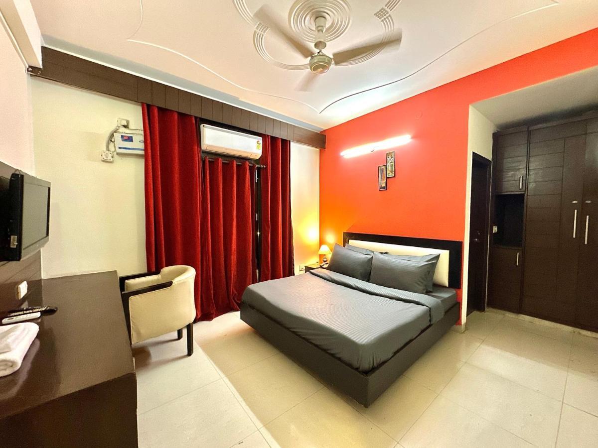 Room With Kitchen Near Golf Course Road