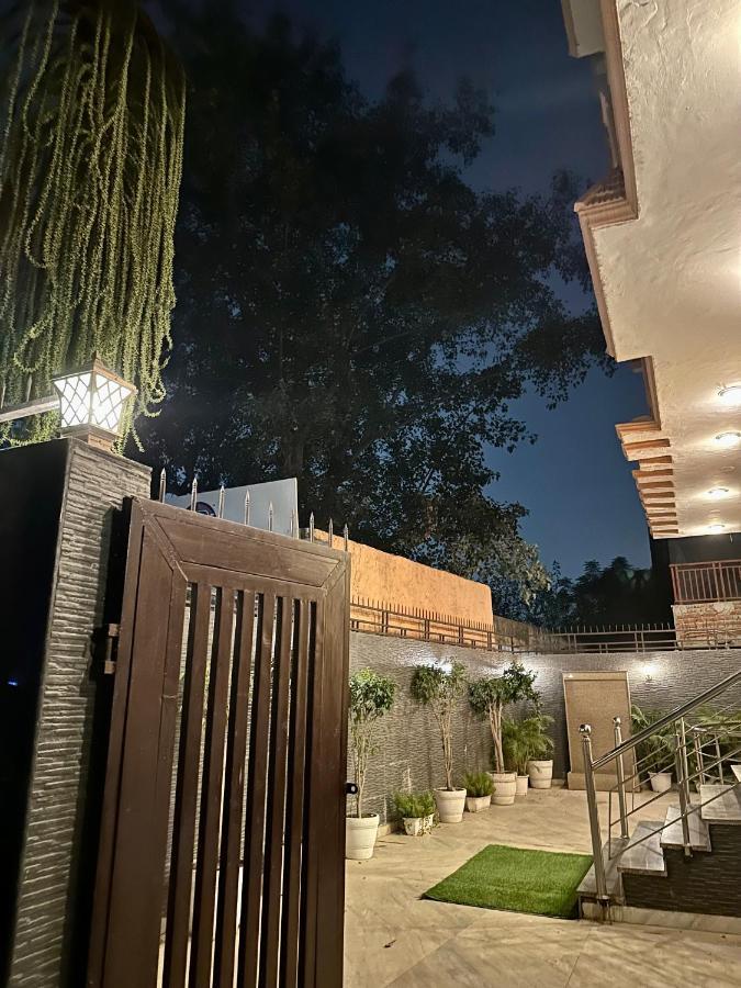 Room With Kitchen Near Golf Course Road *