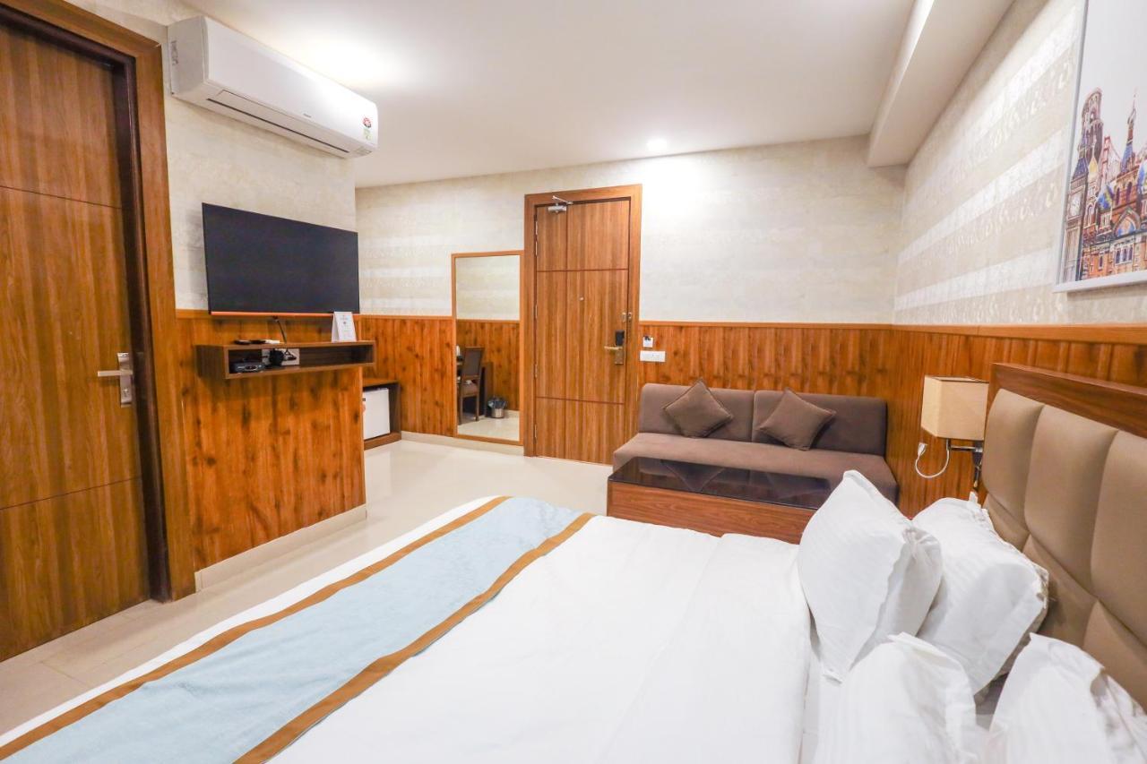 Clay Hotel, Sohna Road, Sector 49, Gurugram