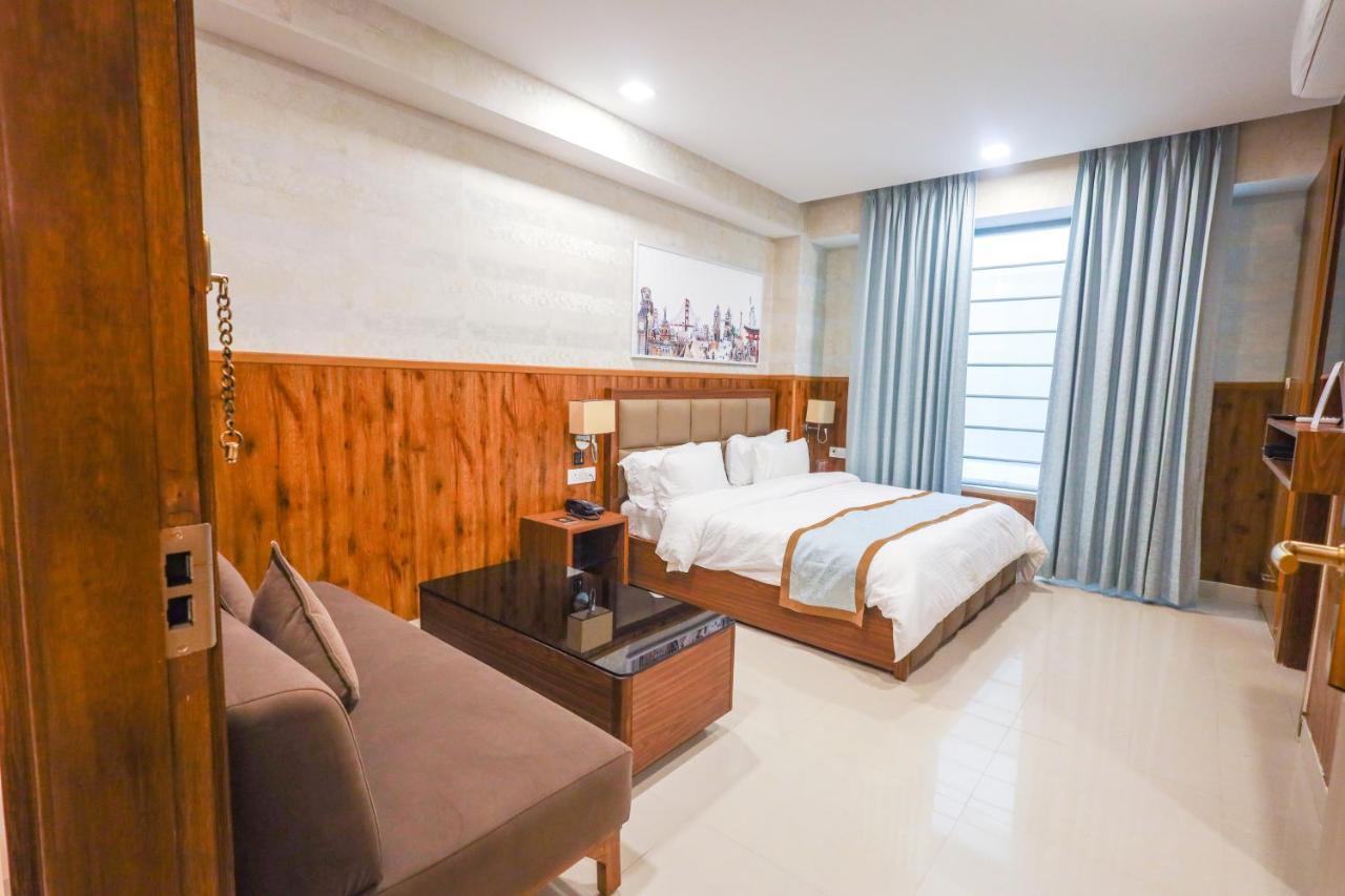 Clay Hotel, Sohna Road, Sector 49, Gurugram