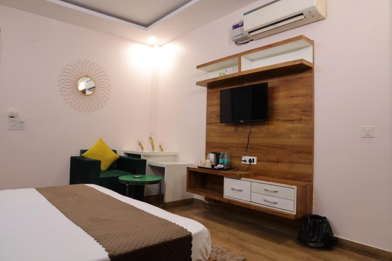 Hotel The Sandalwood I Sec-38 I Near Medanta Medicity 4*