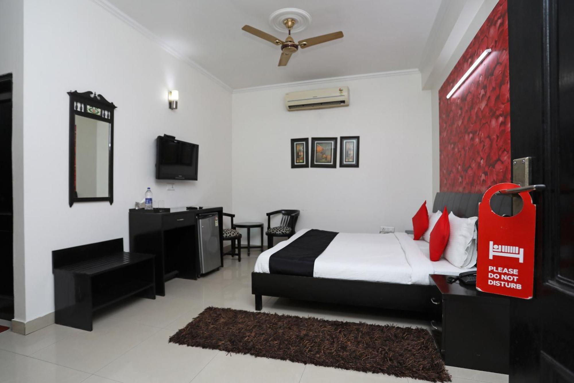 Capital O 7302 The Huespedes Hotel 3*