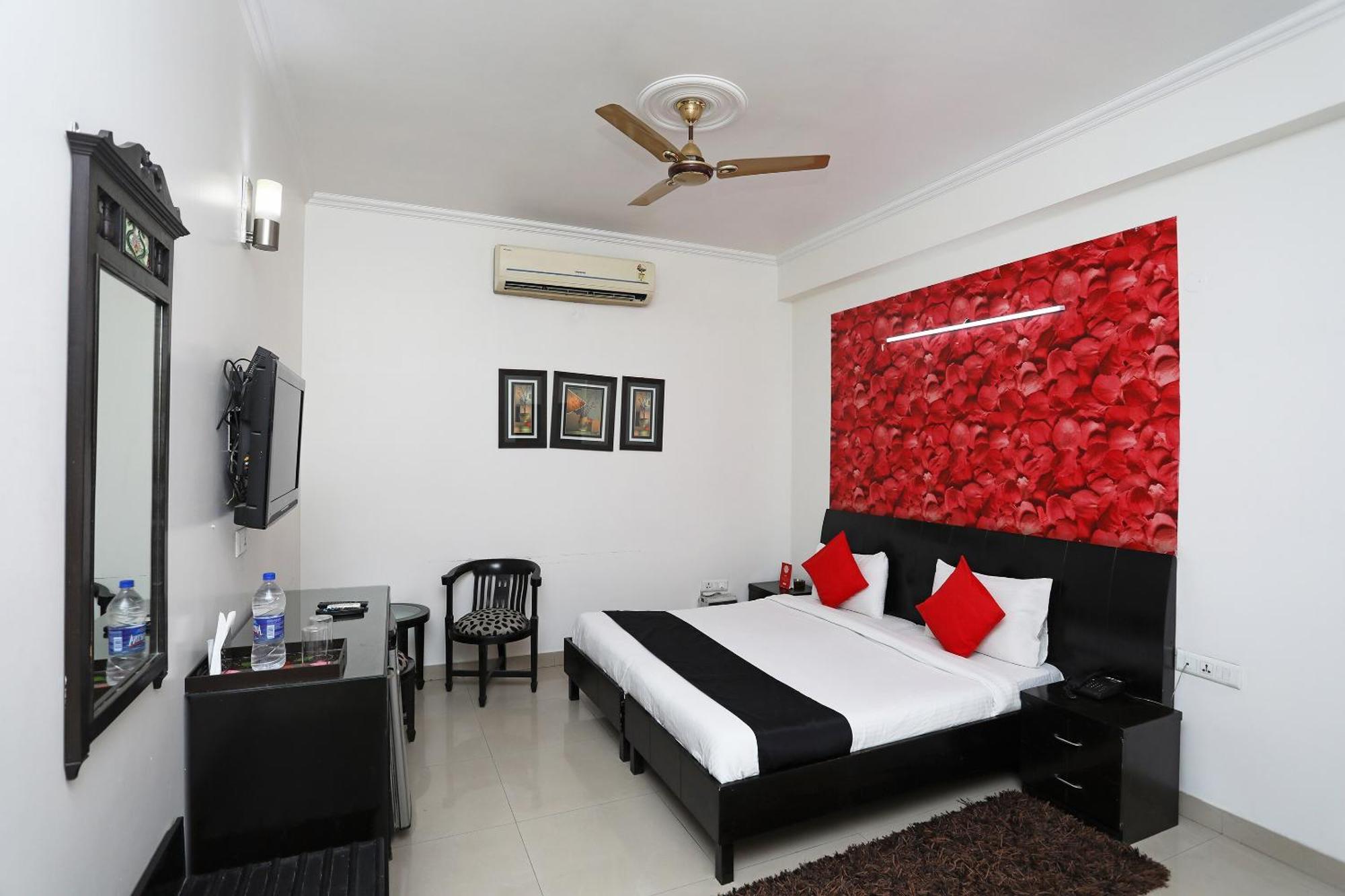 Capital O 7302 The Huespedes Hotel 3*