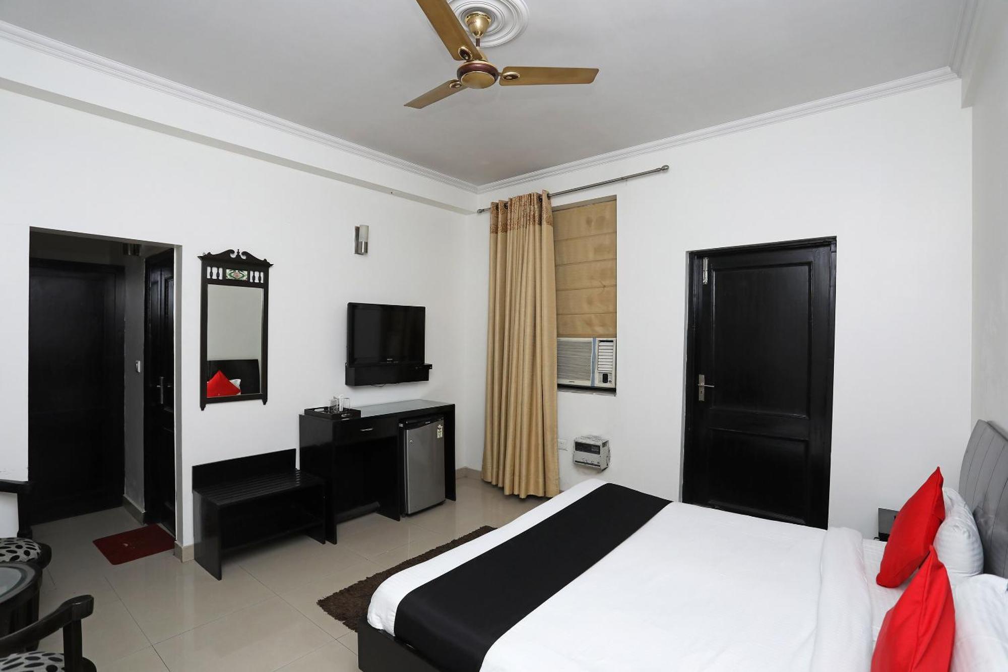 Capital O 7302 The Huespedes Hotel 3*