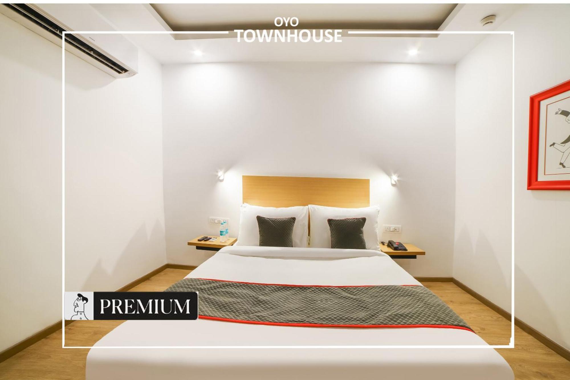Oyo Townhouse 120 Shushant Lok Hotel