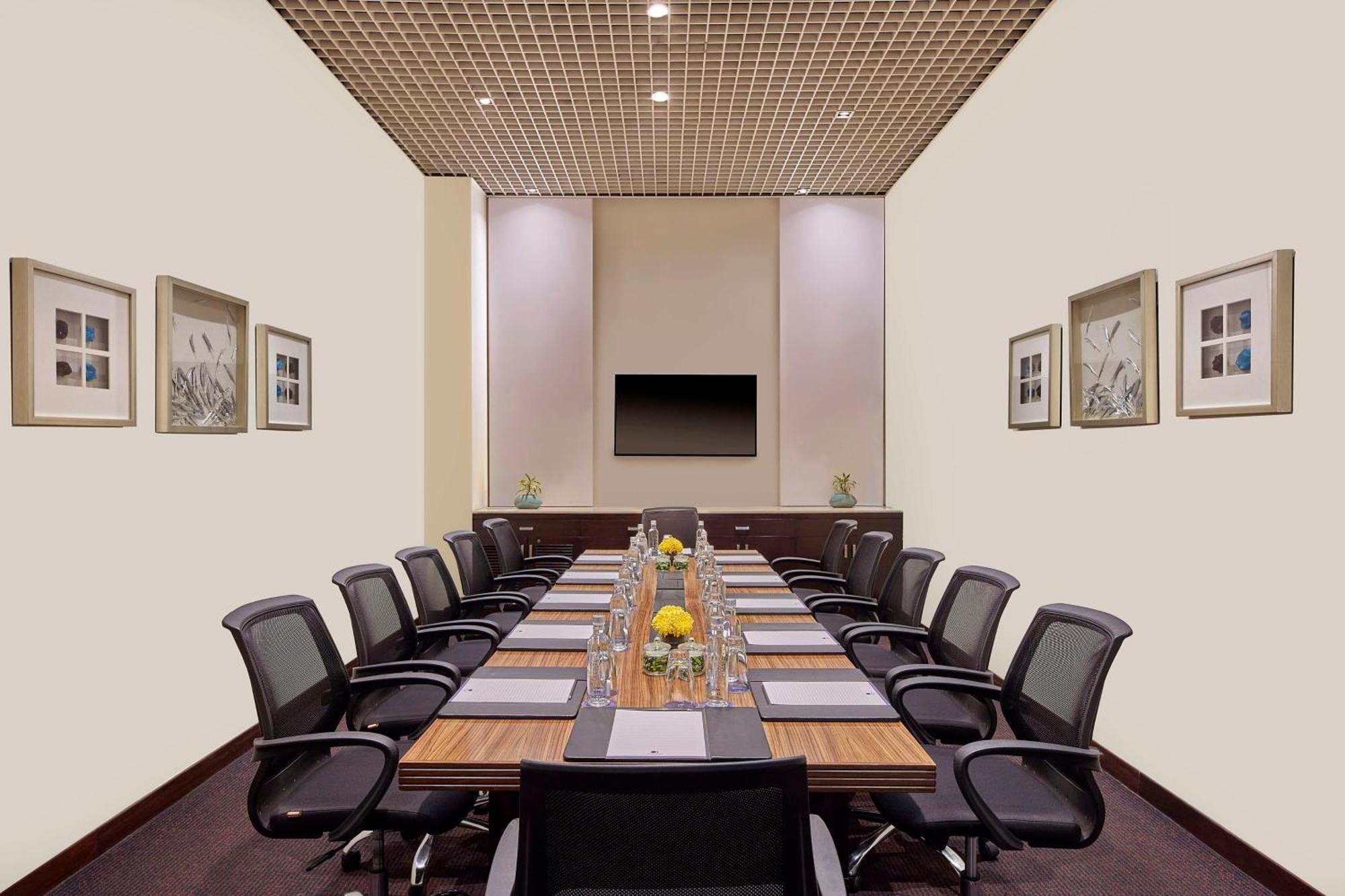 Hotel Doubletree By Hilton Gurugram Baani Square 5*