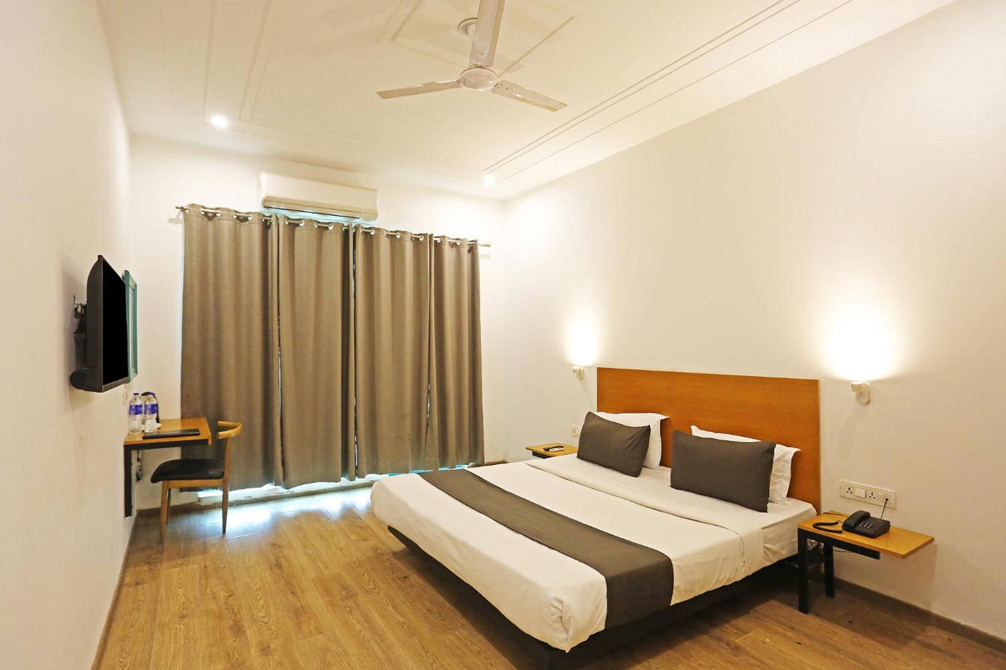 Hotel Fabhotel The Runner Gurgaon