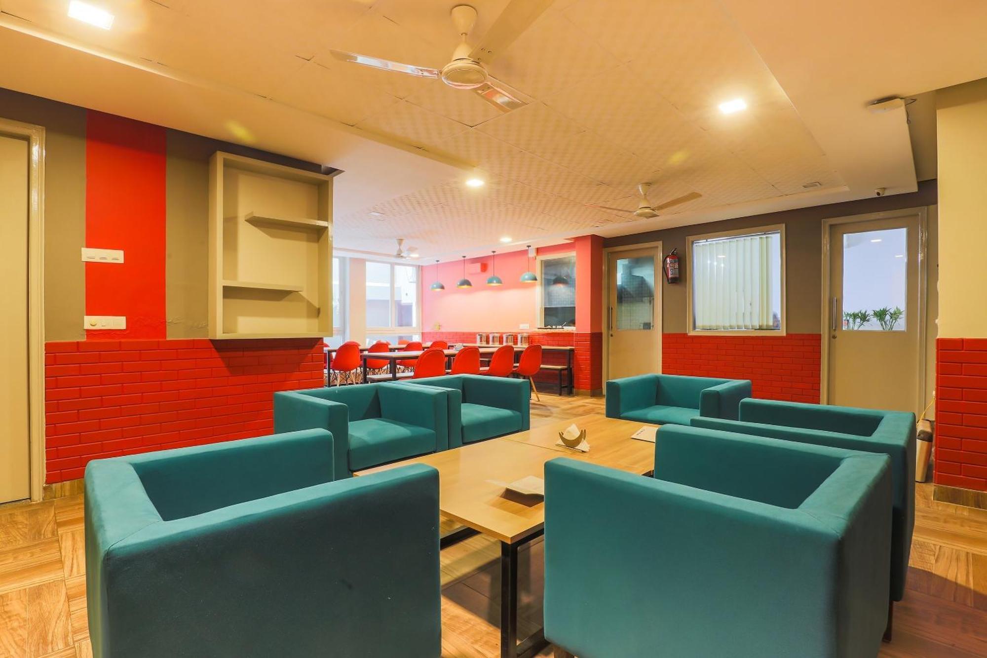 Super Oyo Capital O 325 Medanta Square Hotel 3*