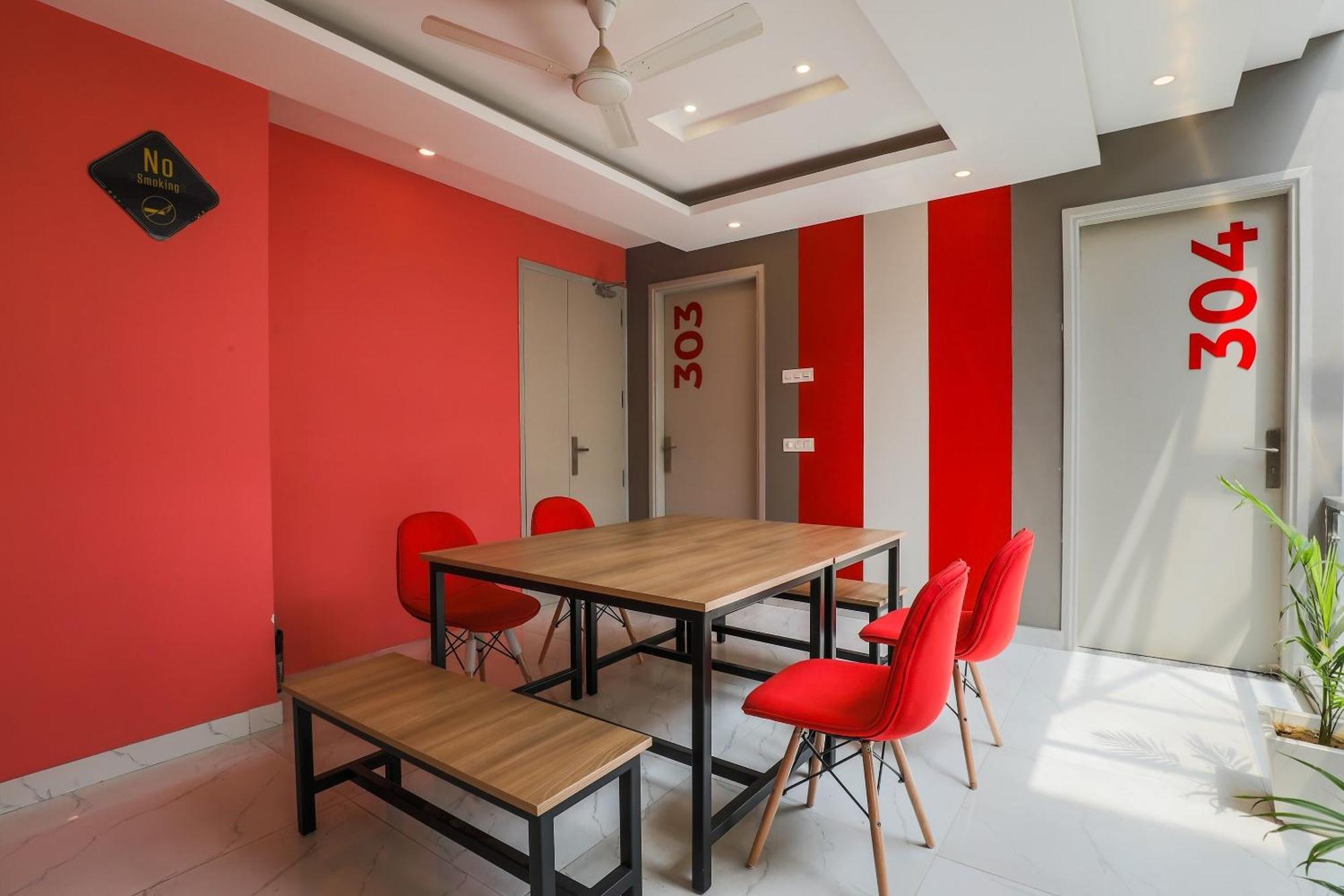 Hotel Super Oyo Capital O 325 Medanta Square