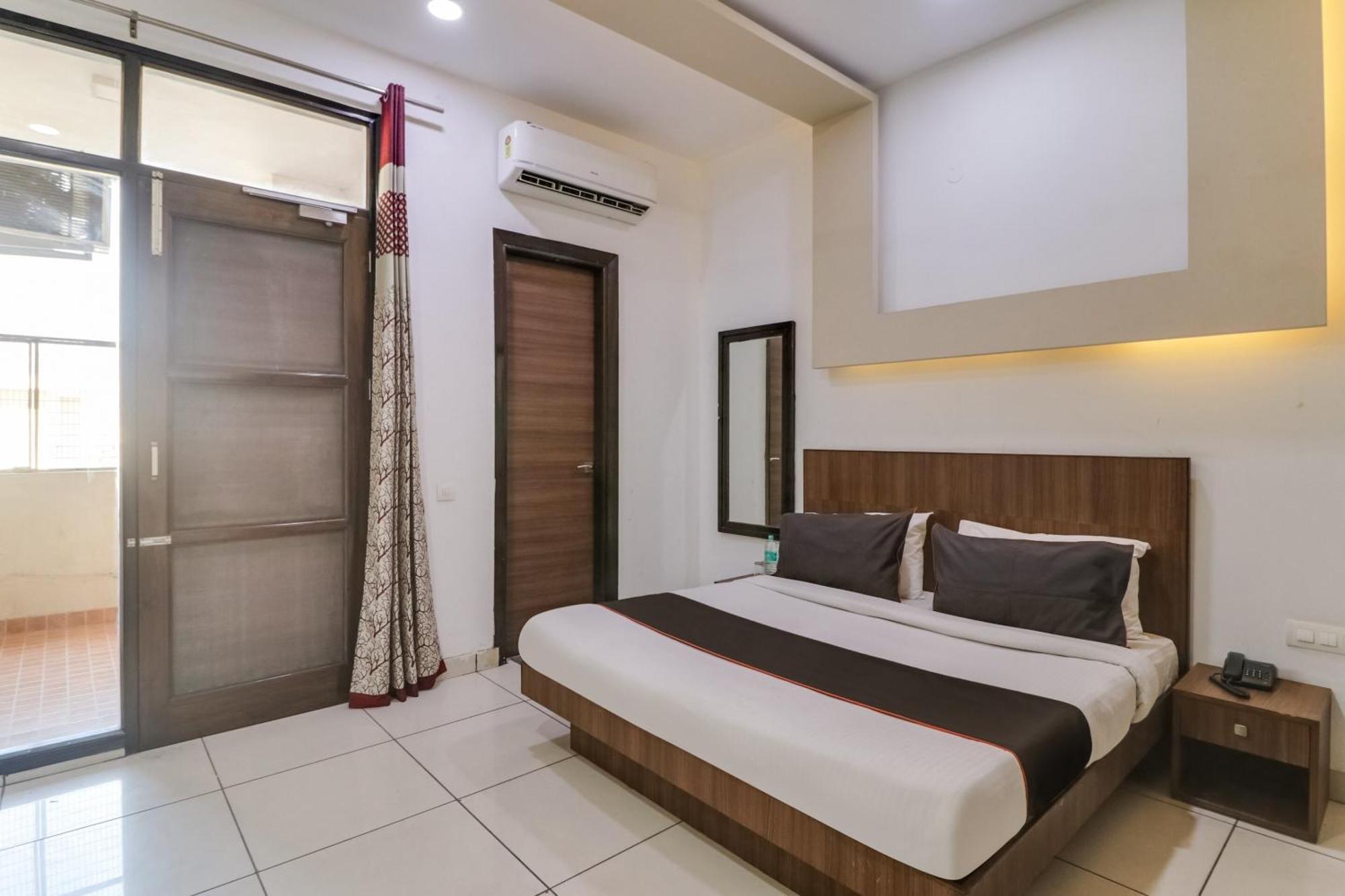 Collection O Plaza Near Inox Dreamz Hotel