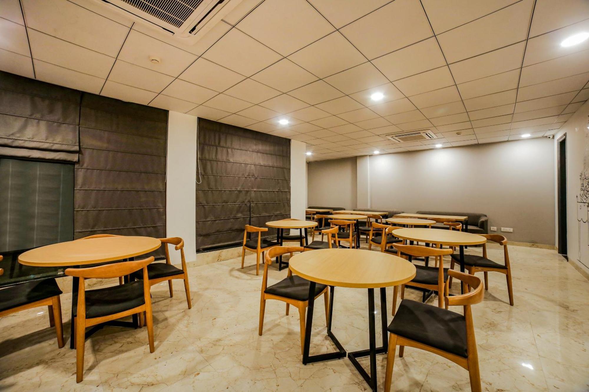 Townhouse Unitech Cyber Park Near Omaxe Celebration Mall Hotel 4*