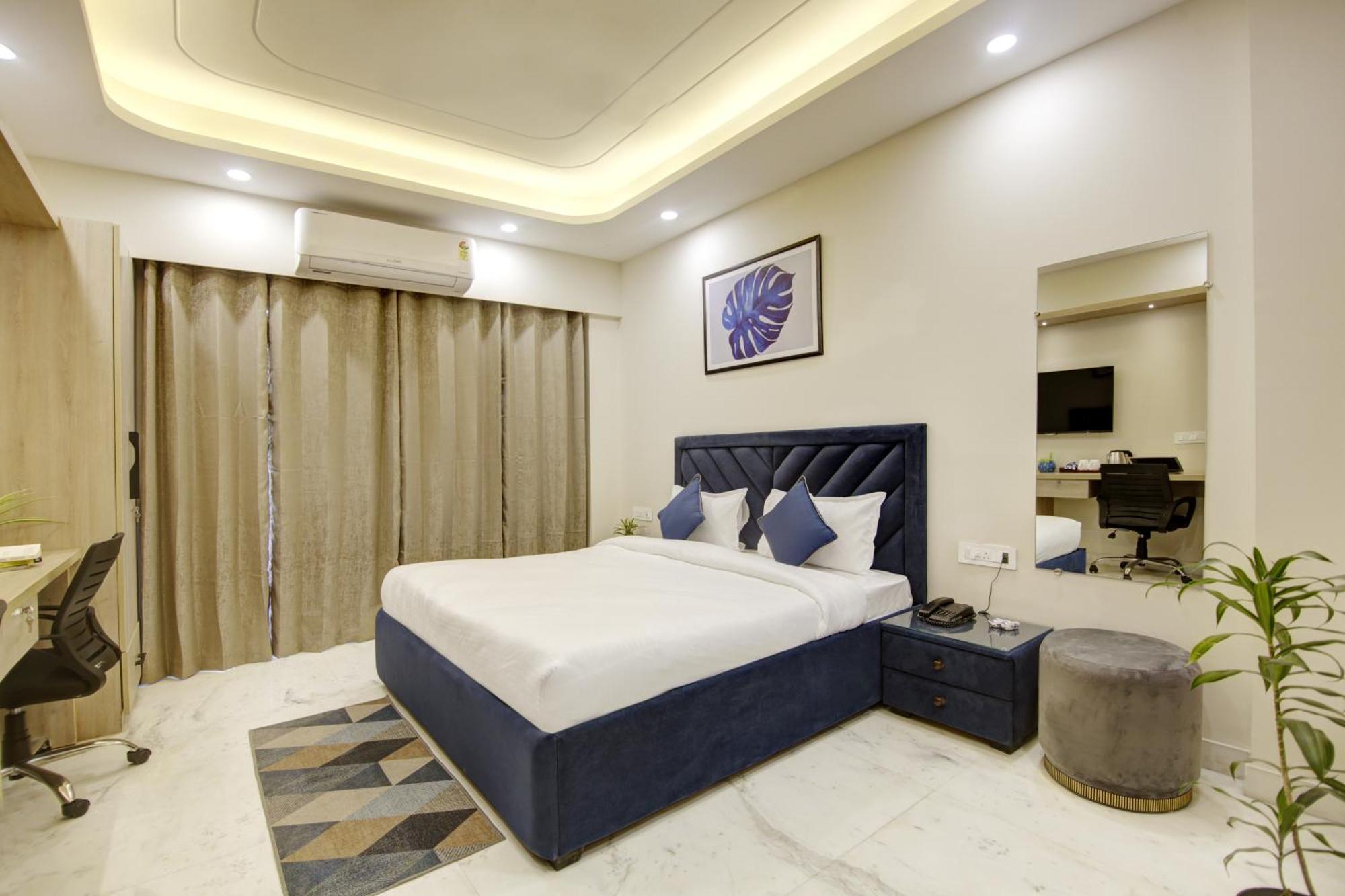 Flxho Quad - Luxury Dlf Cyber Apartment *
