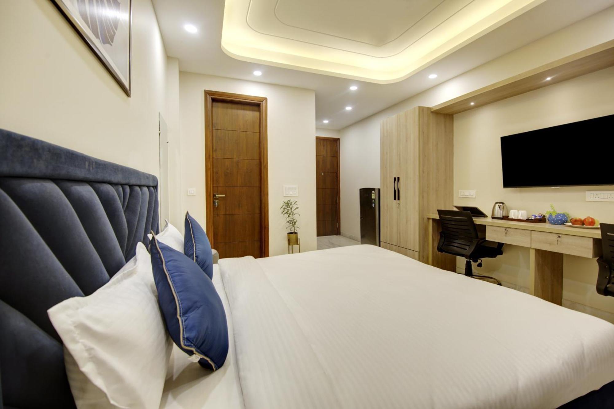 Flxho Quad - Luxury Dlf Cyber Apartment *