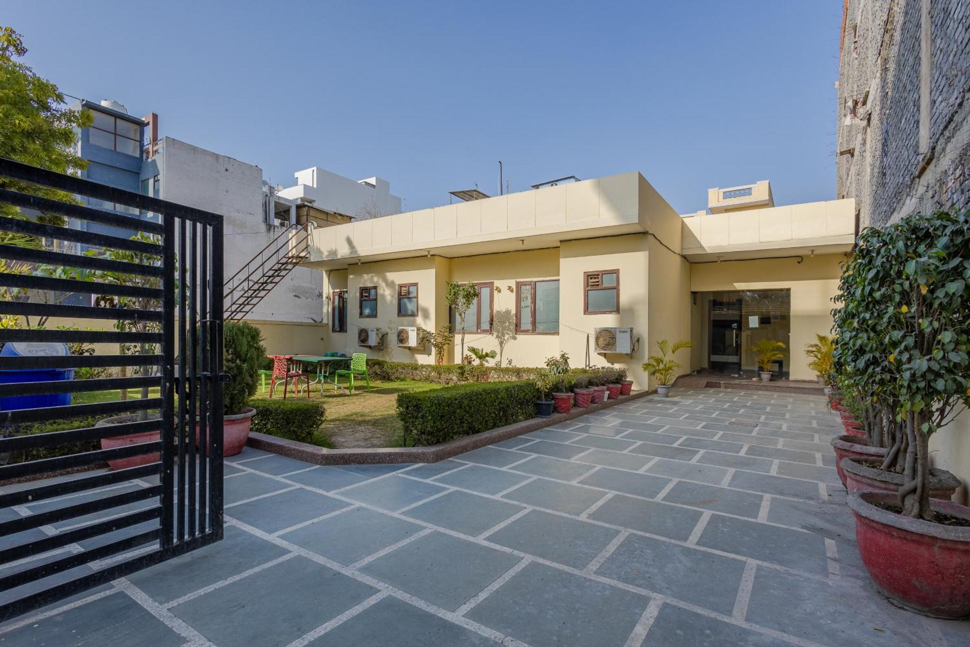 Lime Tree Near Fortis Bed & Breakfast Gurgaon