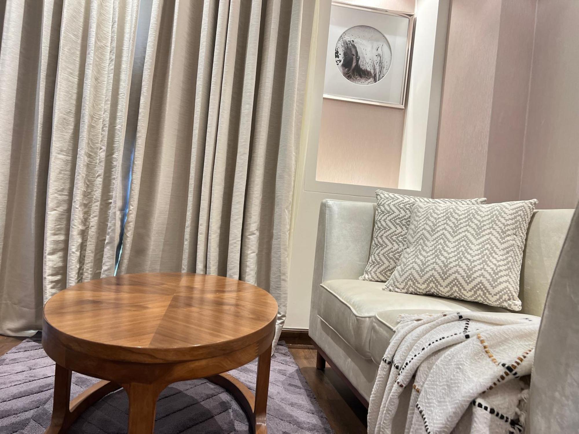Executive Deluxe With Panoramic View In Heart Of Gurgaon
