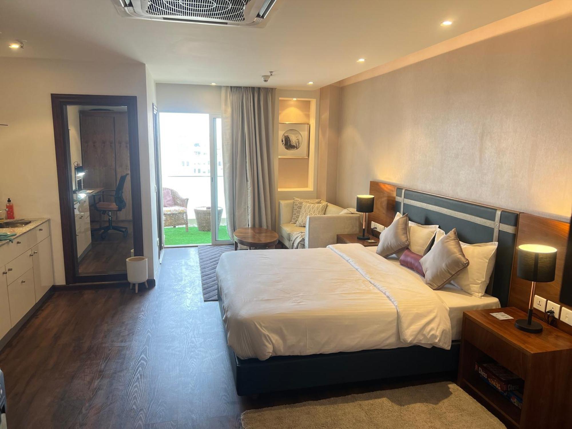 Executive Deluxe With Panoramic View In Heart Of * Gurgaon