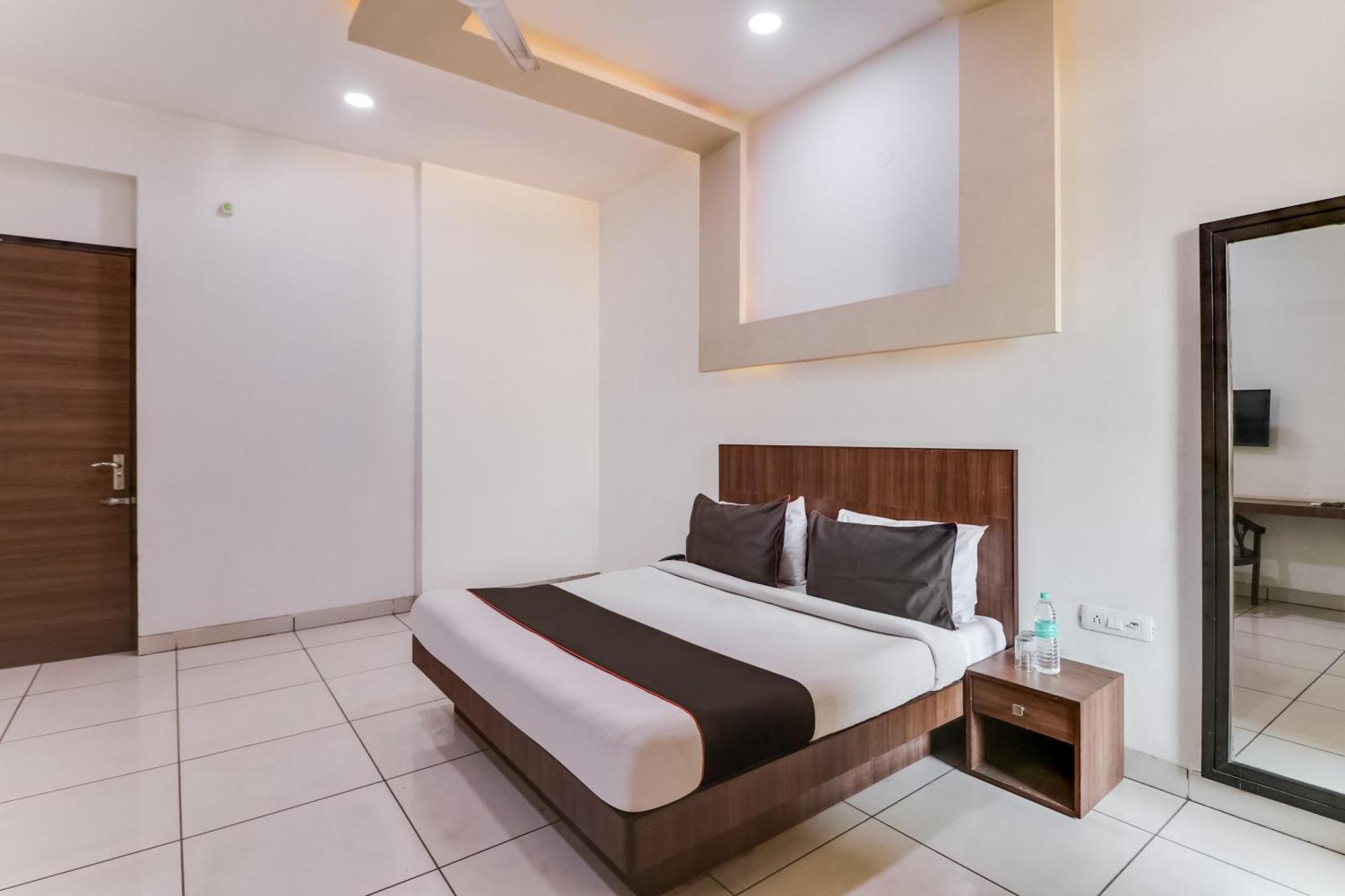 Collection O Plaza Near Inox Dreamz Hotel 3*