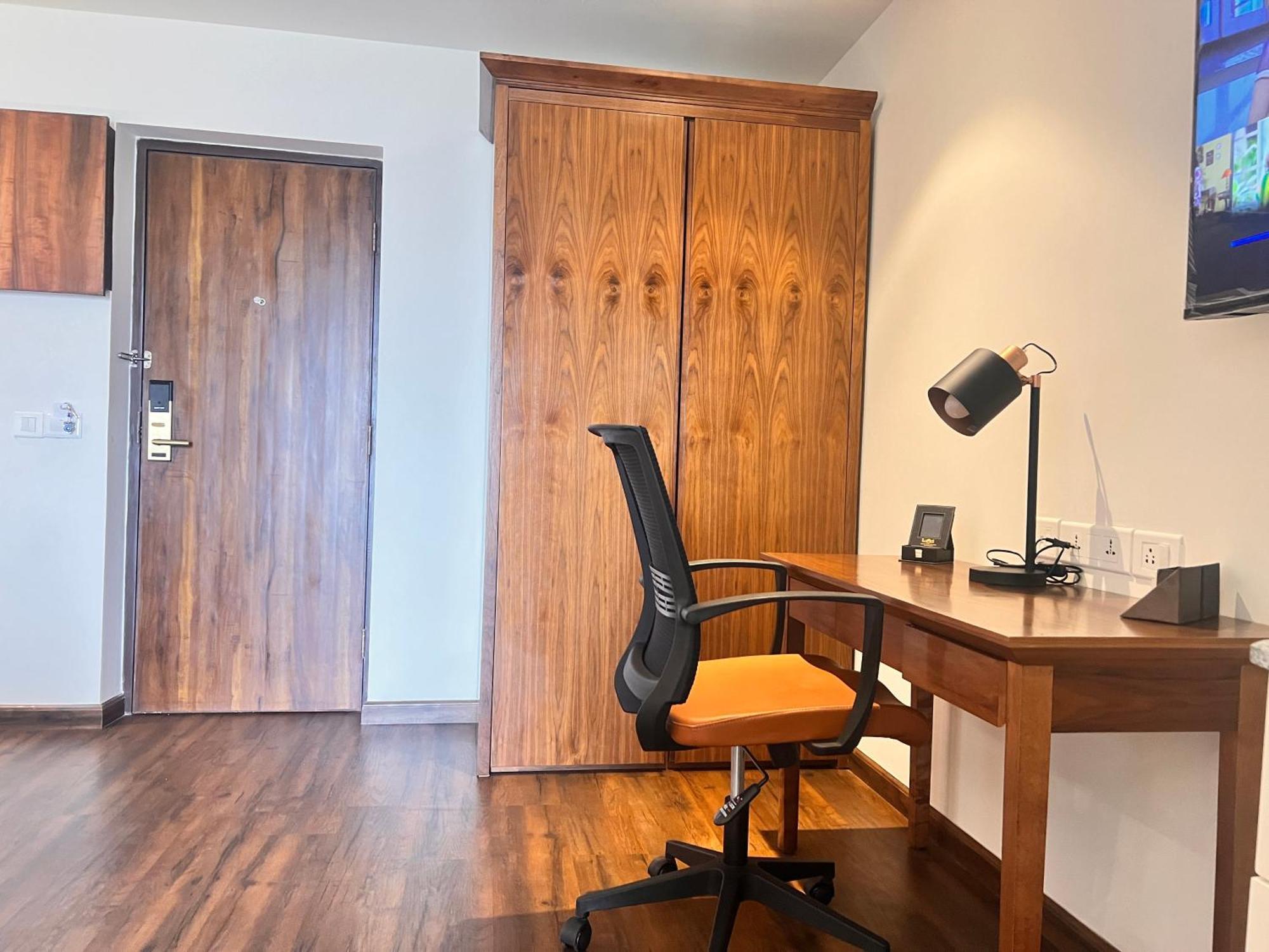 Executive Deluxe With Panoramic View In Heart Of Apartment Gurgaon
