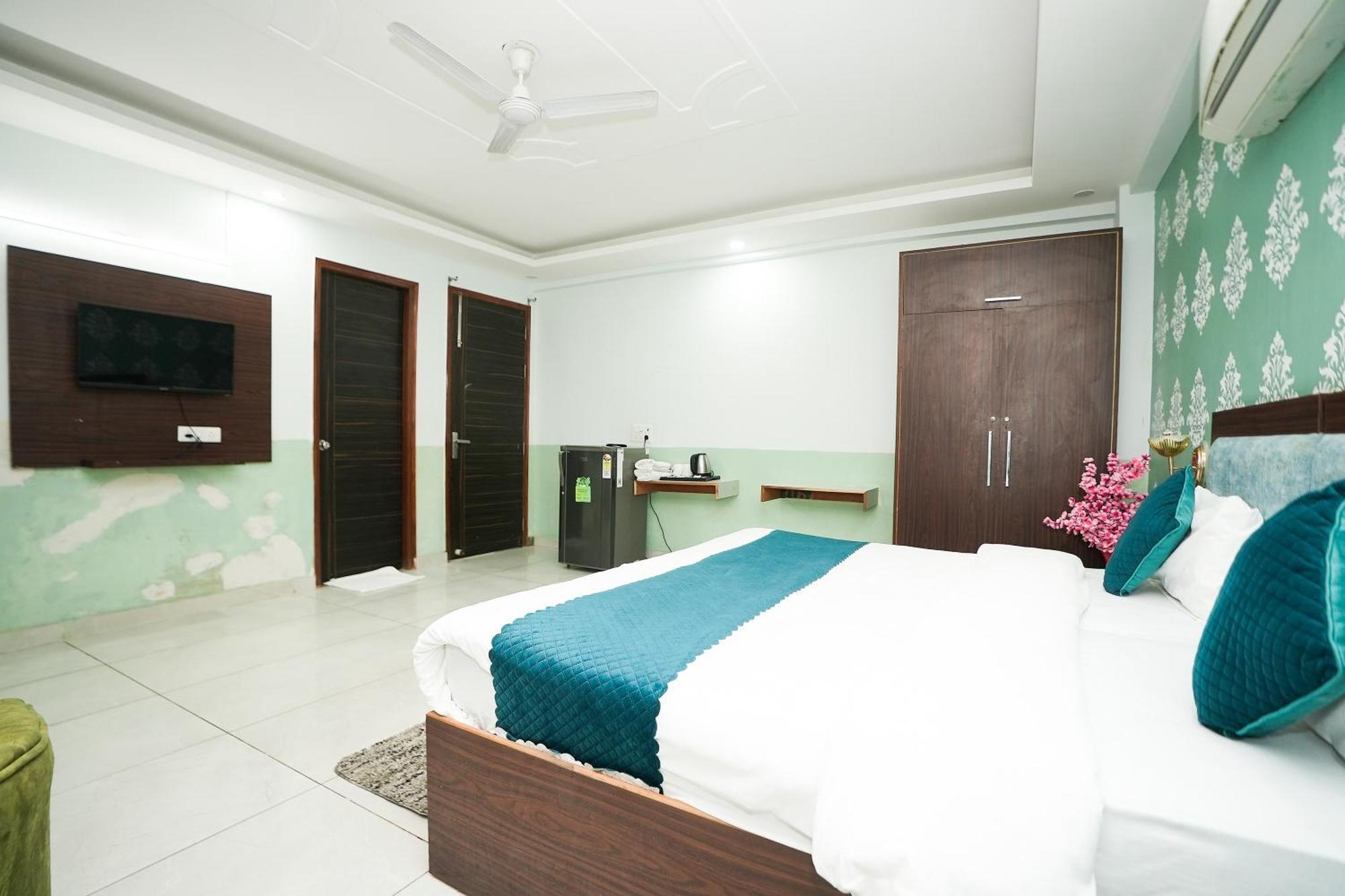 Tanvi Premium Residency Near Artemis Hospital, Gurugram Hotel 4*