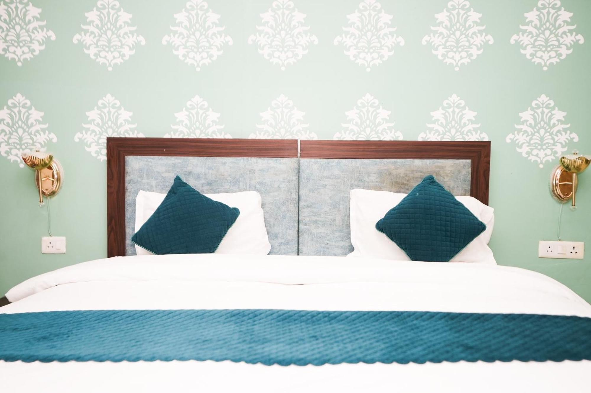 Hotel Tanvi Premium Residency Near Artemis Hospital, Gurugram 4*