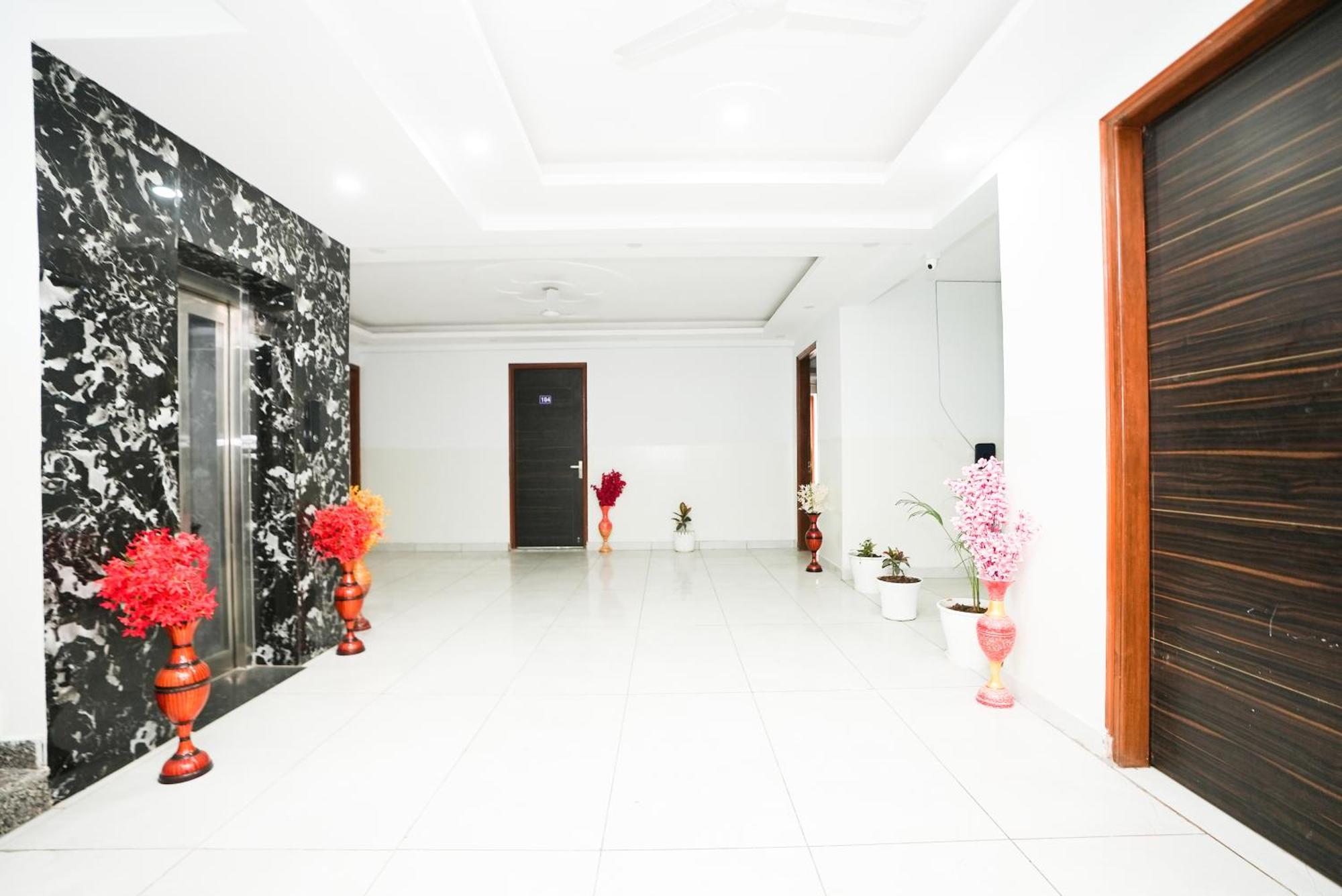 Tanvi Premium Residency Near Artemis Hospital, Gurugram Hotel