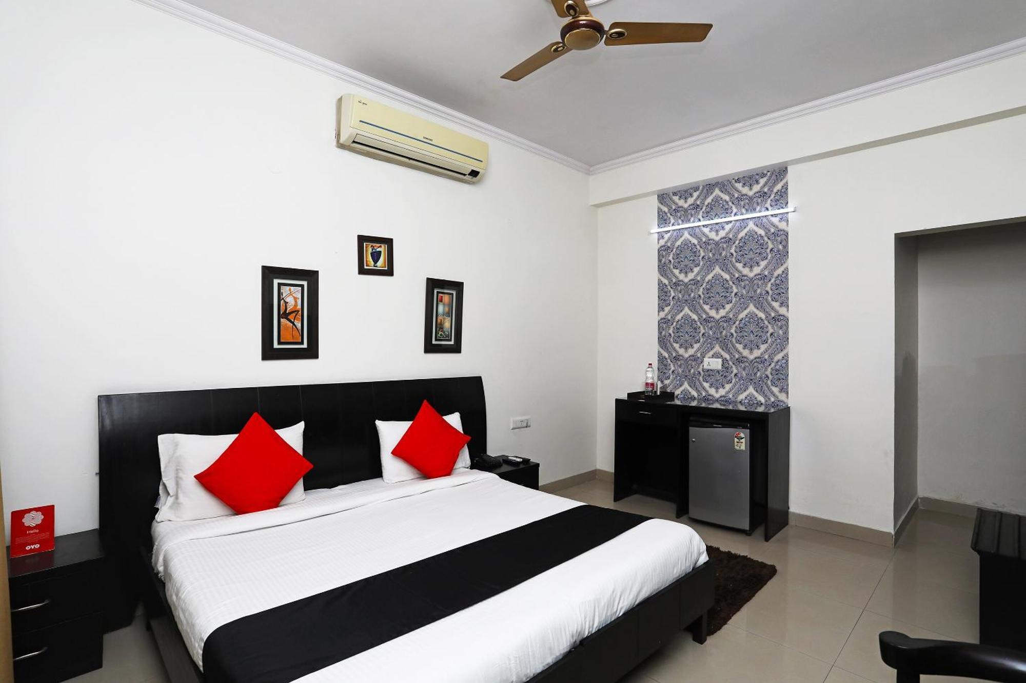 Capital O 7302 The Huespedes Hotel 3*
