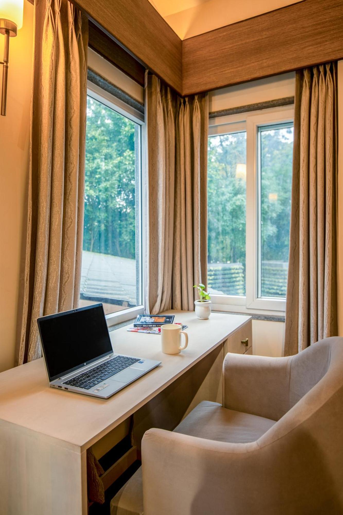 Elivaas 6 Bhk With Pvt Pool & Garden - Esh